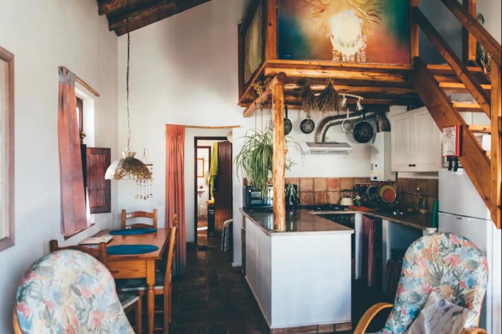 布登什的住宿－Casa da Praia 1，厨房以及带桌椅的用餐室。