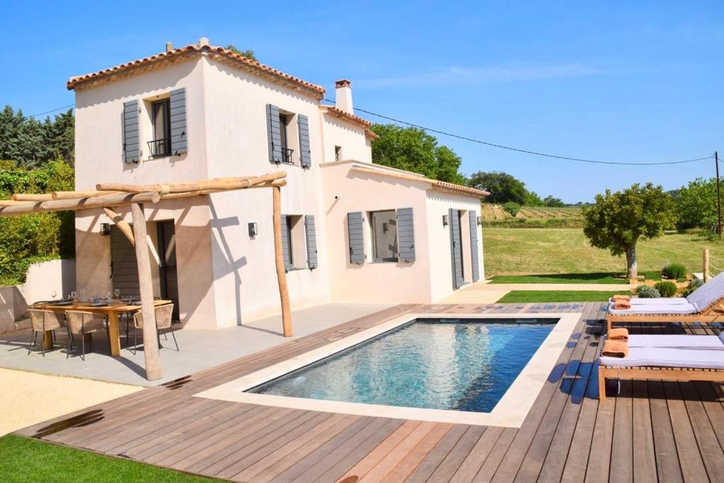 een villa met een zwembad voor een huis bij Le Cabanon in Ramatuelle