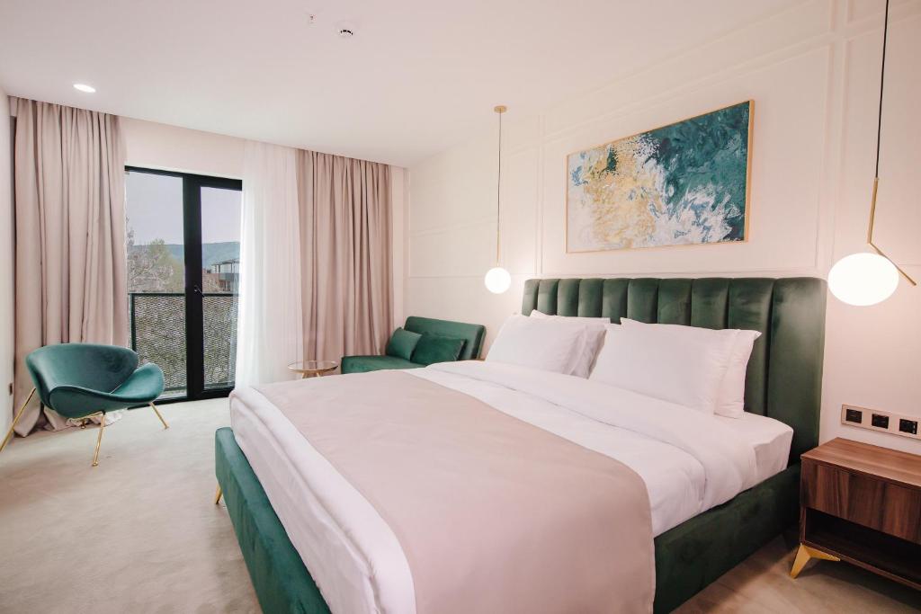 提比里斯的住宿－Orden Hotel，酒店客房带一张大床和一把椅子