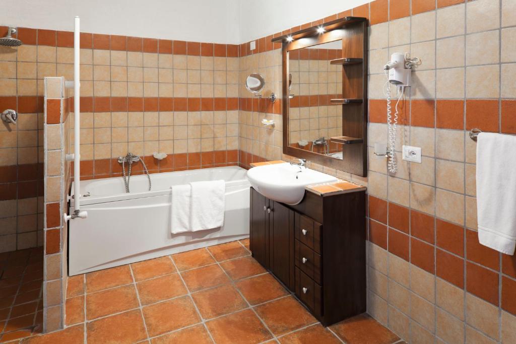 W łazience znajduje się wanna, umywalka i wanna. w obiekcie Villa Piersepp B&B w mieście Trappitello