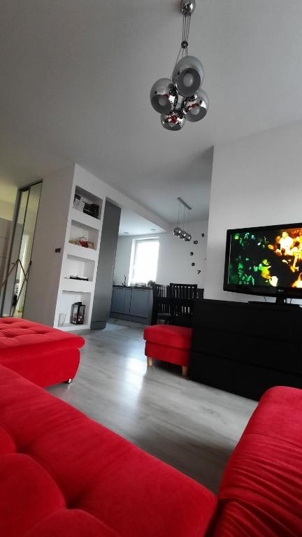 Televízia a/alebo spoločenská miestnosť v ubytovaní Apartament Widok z tarasami