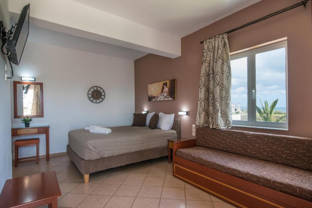 a bedroom with a bed and a window at Mari Helen in Kamisianá