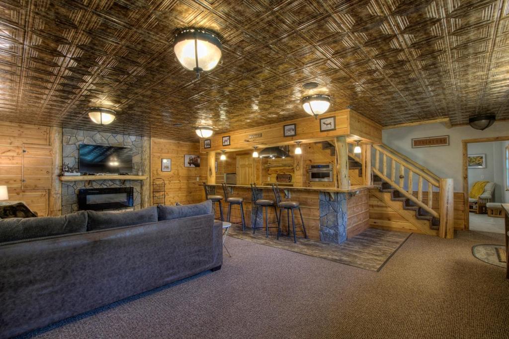 uma sala de estar com um sofá e um bar em Eagle Pine Lodge em Custer