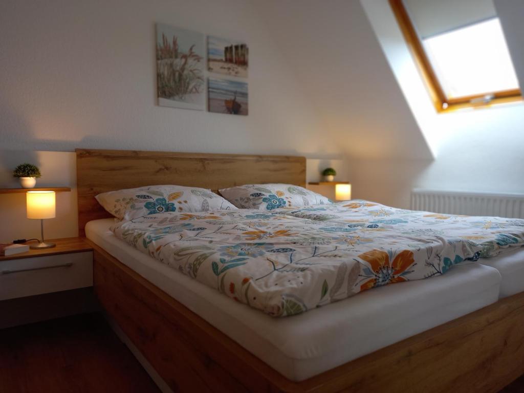 een bed in een kamer met 2 lampen en een bed sidx sidx sidx bij Nordseemole in Horumersiel