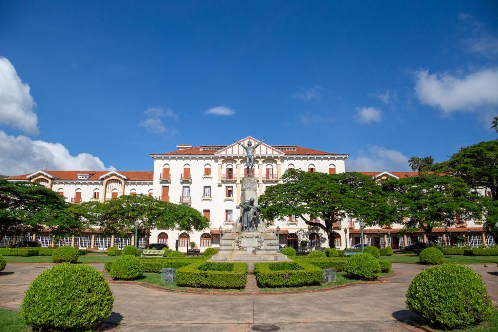 un gran edificio con una fuente frente a él en Palace Hotel - Poços de Caldas, en Poços de Caldas