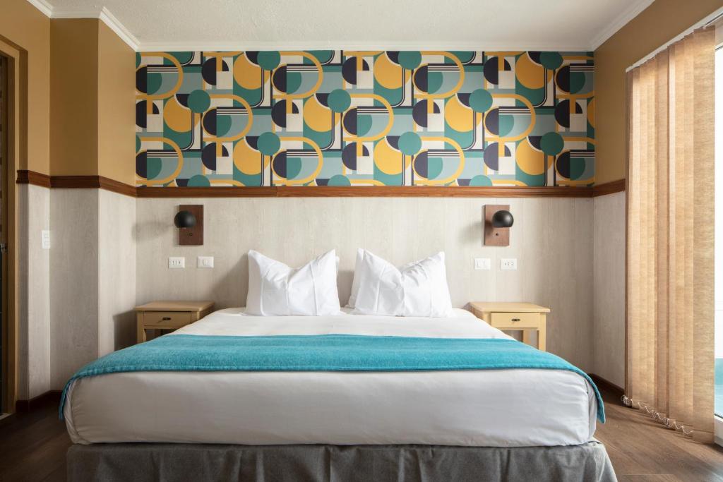 Una cama o camas en una habitación de Hotel Rocas de Bahía