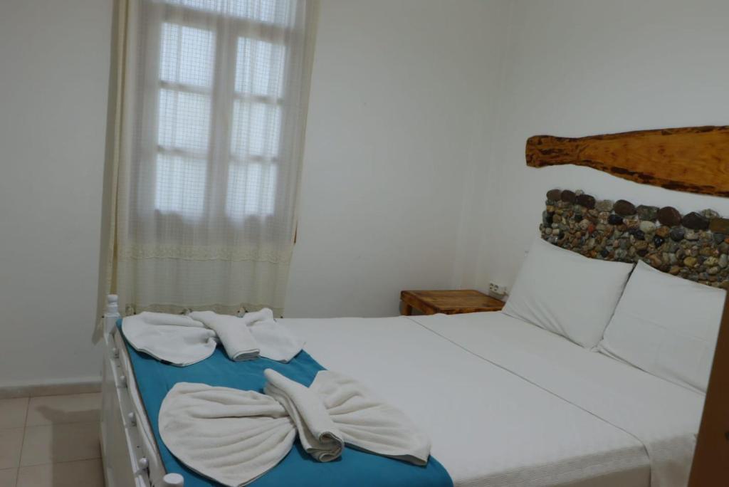 Een bed of bedden in een kamer bij DERİN APART