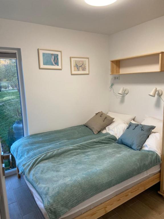 una camera da letto con un grande letto con due cuscini di IguHouse a Czaplinek