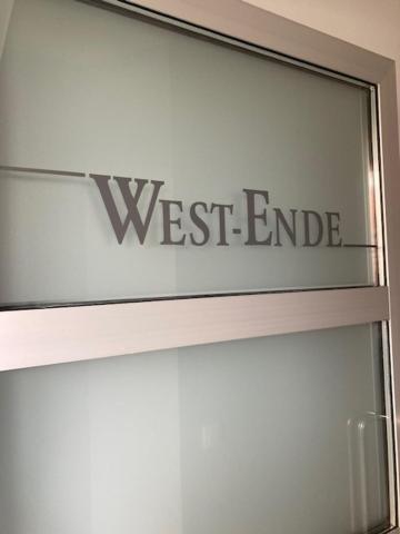 una señal para el extremo oeste de un edificio en West-Ende, en Middelkerke