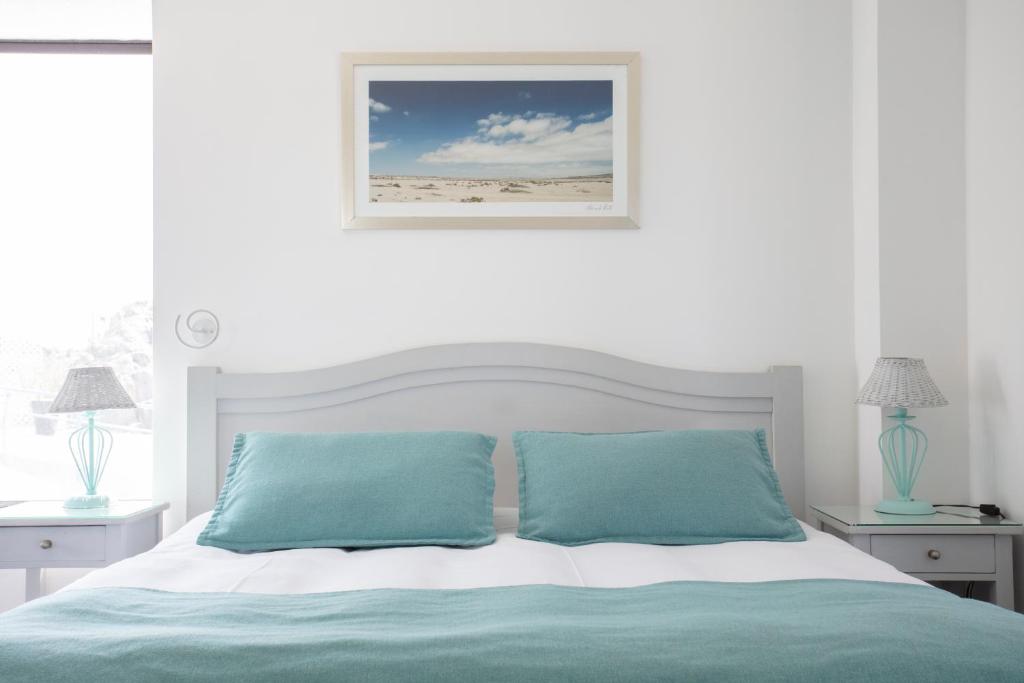 Una cama o camas en una habitación de Hotel Rocas de Bahía