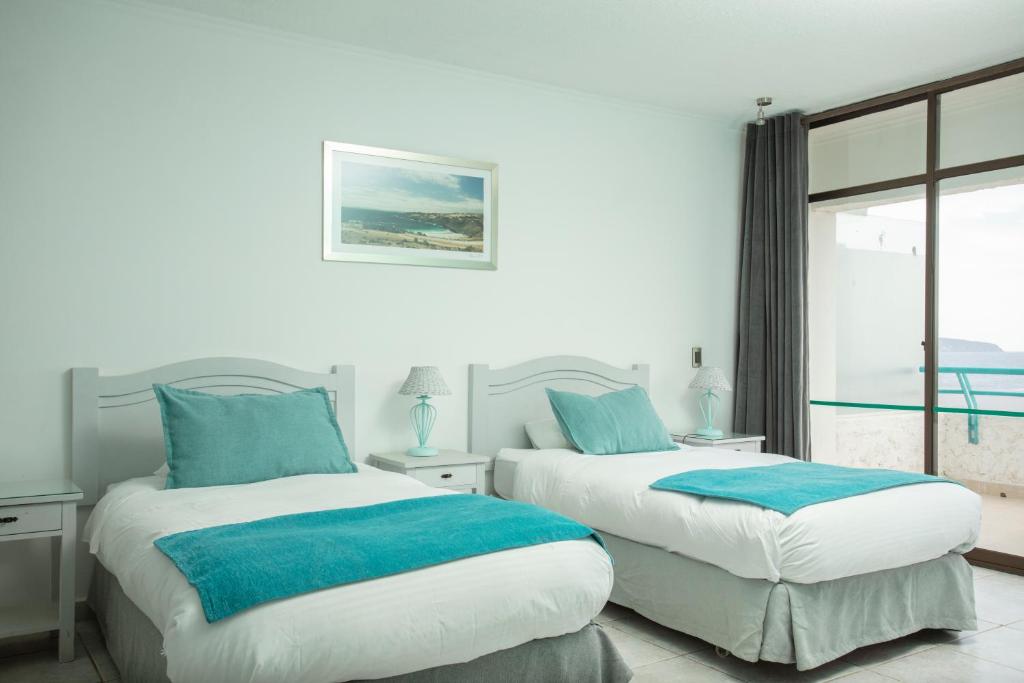 Una cama o camas en una habitación de Hotel Rocas de Bahía