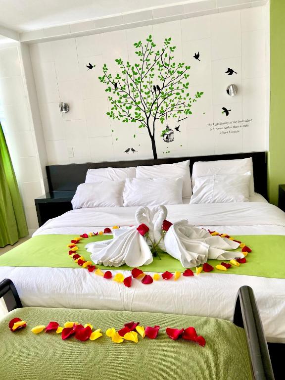 Postel nebo postele na pokoji v ubytování Destiny Hotel