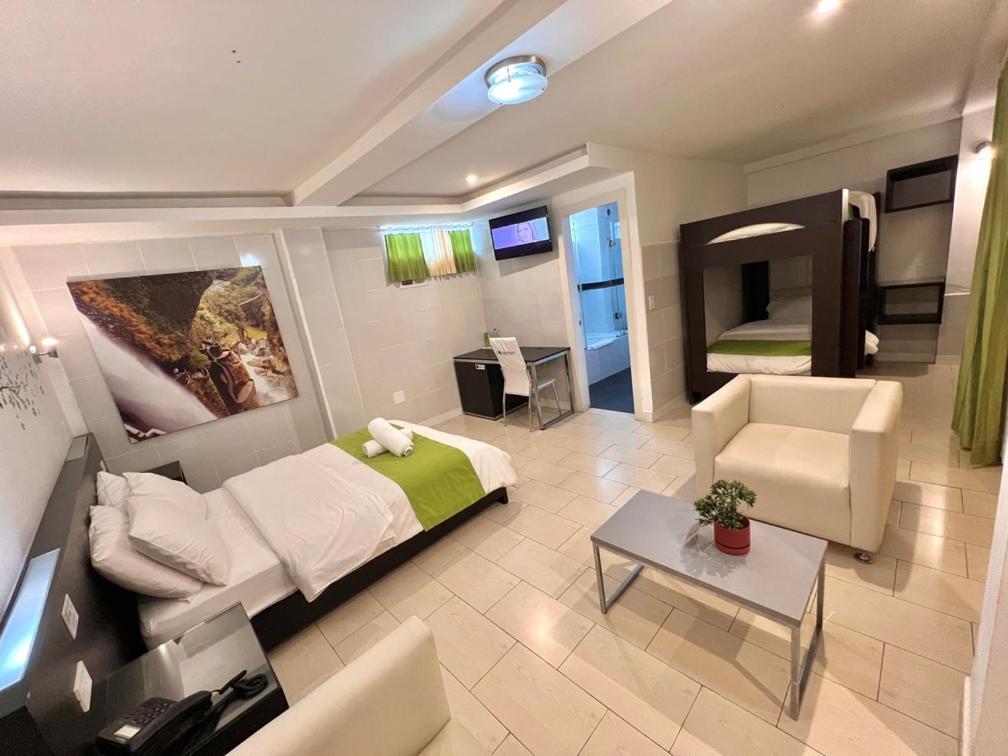 TV a/nebo společenská místnost v ubytování Destiny Hotel