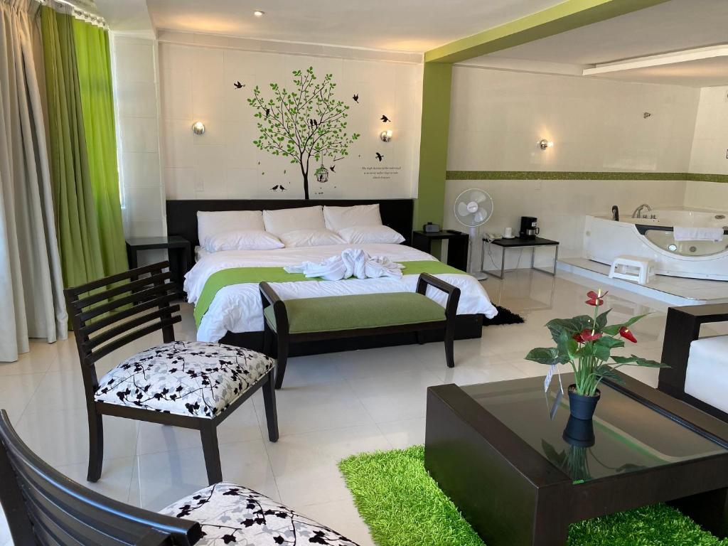 Postel nebo postele na pokoji v ubytování Destiny Hotel