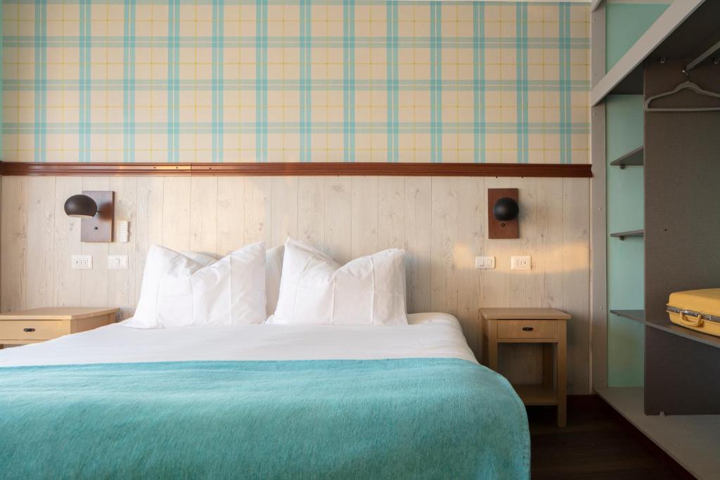 Una cama o camas en una habitación de Hotel Rocas de Bahía