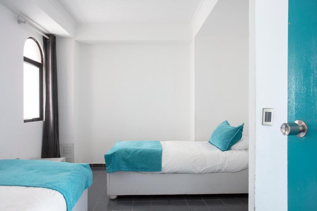 Una cama o camas en una habitación de Hotel Rocas de Bahía