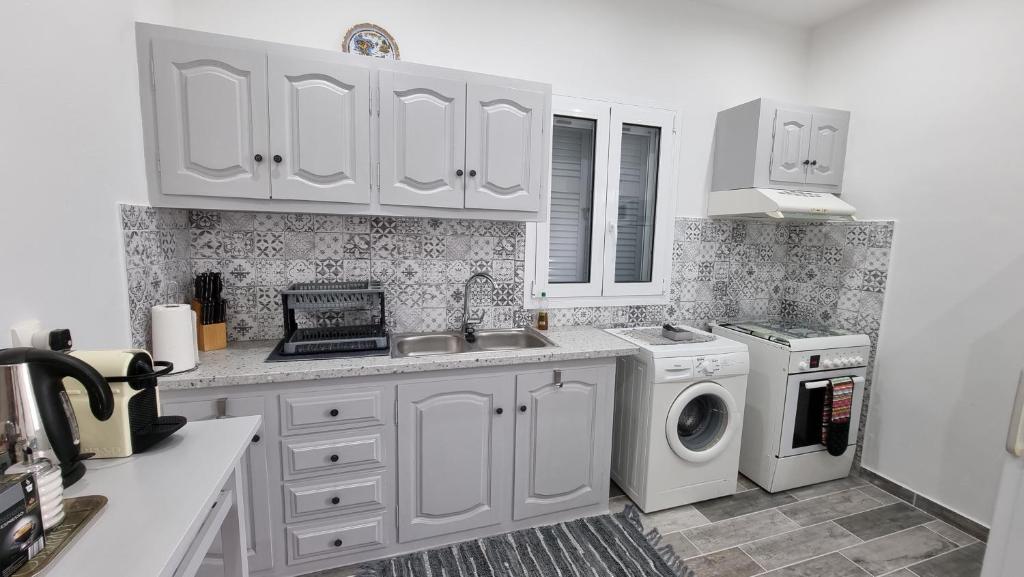 Kuchyň nebo kuchyňský kout v ubytování Villa Kipourio
