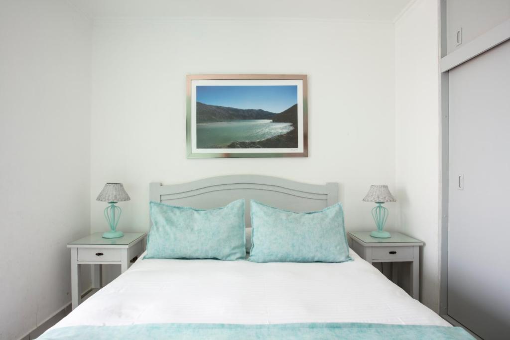 Una cama o camas en una habitación de Hotel Rocas de Bahía