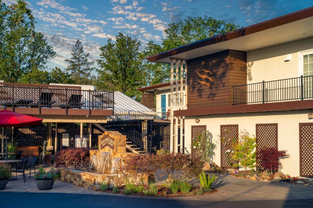 a resort with a fountain in front of a building at Golden Haven Hot Springs in Calistoga