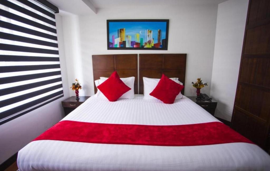 Postel nebo postele na pokoji v ubytování Hotel Bogotá Real