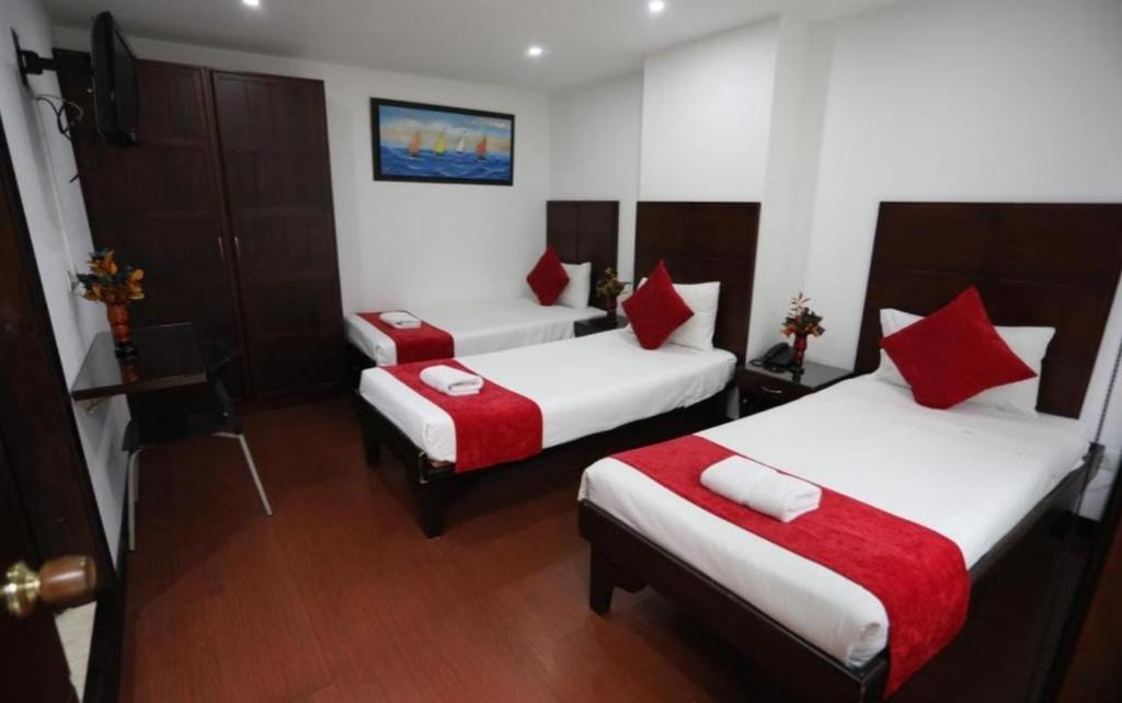 Postel nebo postele na pokoji v ubytování Hotel Bogotá Real