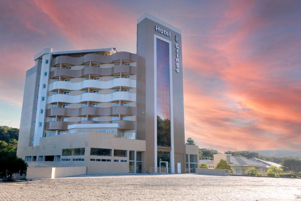 una representación de un edificio de hotel con puesta de sol en Hotel do Gringo, en Erval Velho