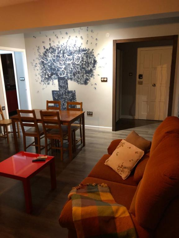 ein Wohnzimmer mit einem Sofa und einem Tisch in der Unterkunft Atico3 - Ciudad de Berja in Berja