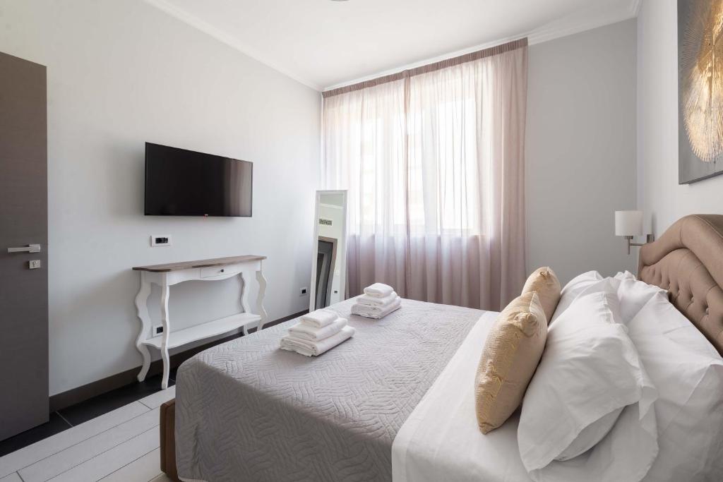 A bed or beds in a room at SuityRHome Campo de' Fiori