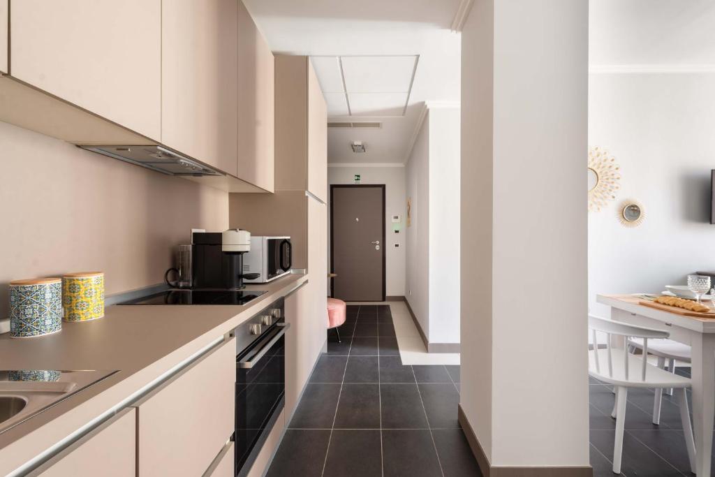 A kitchen or kitchenette at SuityRHome Campo de' Fiori