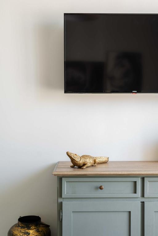 A television and/or entertainment centre at SuityRHome Campo de' Fiori