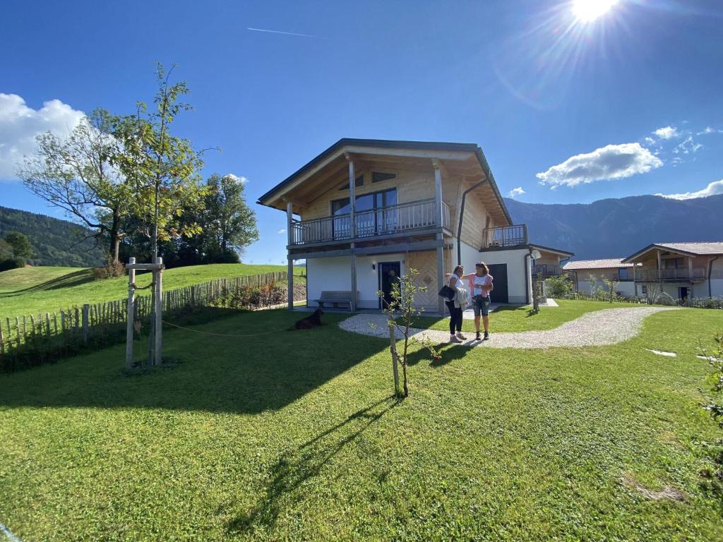 dos personas parados frente a una casa en Chalet Alpenzauber, Inzell en Inzell