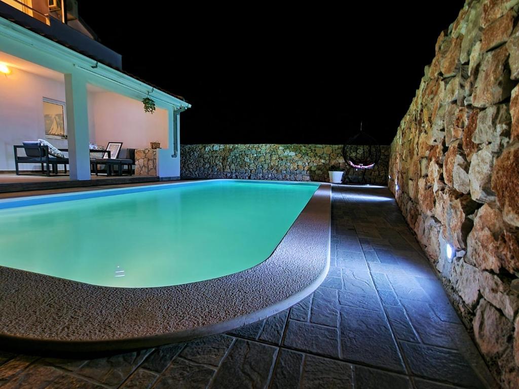 Bazén v ubytovaní Anas lagoon holiday house with pool at azure beach alebo v jeho blízkosti