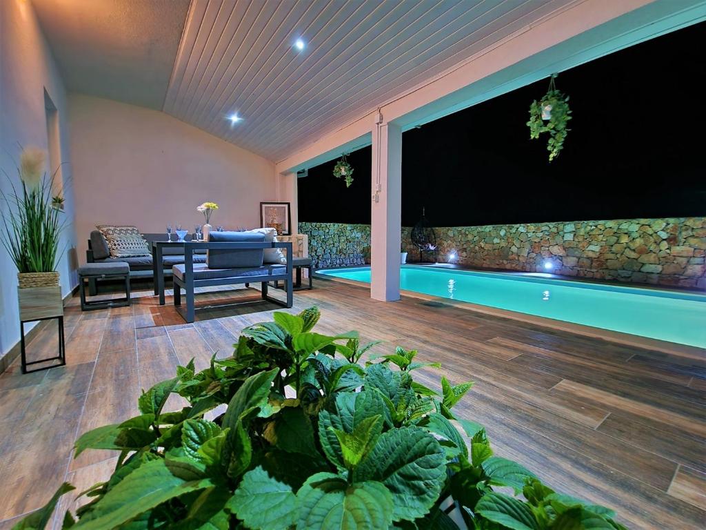 Bazén v ubytovaní Anas lagoon holiday house with pool at azure beach alebo v jeho blízkosti