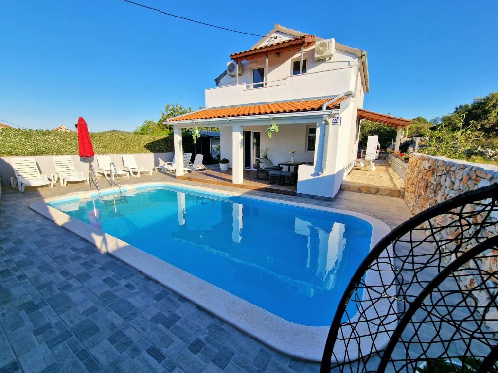 Bazén v ubytovaní Anas lagoon holiday house with pool at azure beach alebo v jeho blízkosti