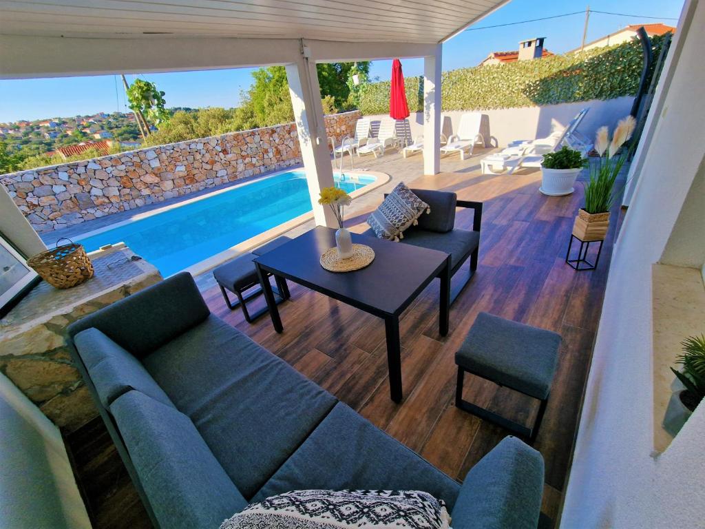 Bazén v ubytovaní Anas lagoon holiday house with pool at azure beach alebo v jeho blízkosti