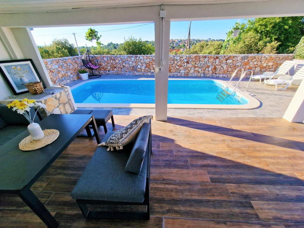 Bazén v ubytovaní Anas lagoon holiday house with pool at azure beach alebo v jeho blízkosti