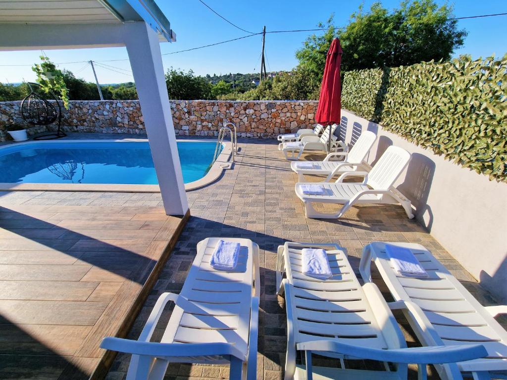Bazén v ubytovaní Anas lagoon holiday house with pool at azure beach alebo v jeho blízkosti