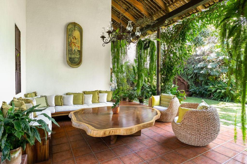 sala de estar con sofá y mesa en Casa Los Jardínes en Antigua Guatemala