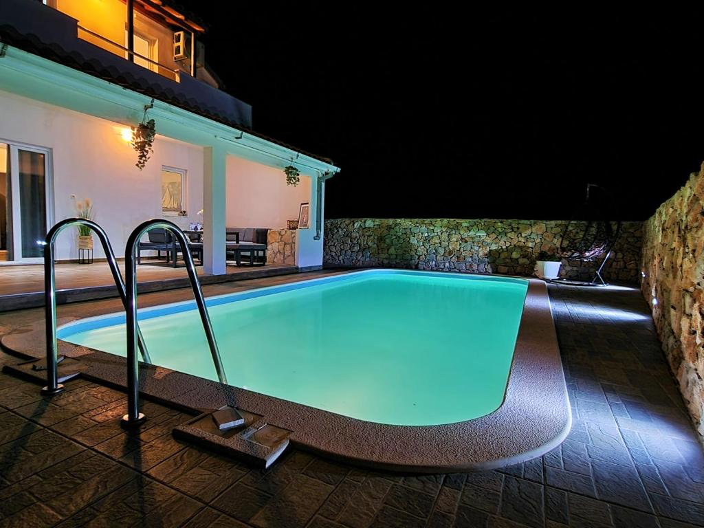 Bazén v ubytovaní Anas lagoon holiday house with pool at azure beach alebo v jeho blízkosti