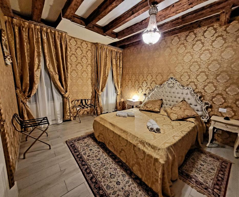
A bed or beds in a room at La Residenza di Carlo close to Piazza San marco

