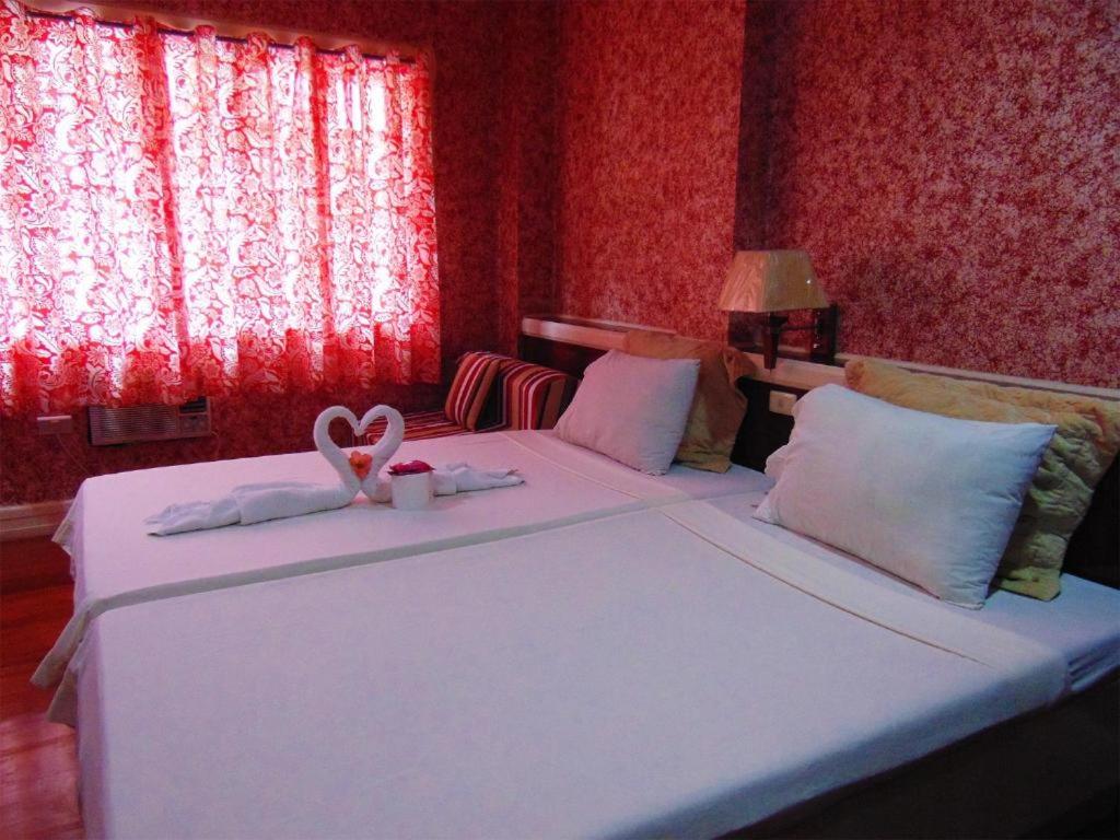 Postel nebo postele na pokoji v ubytování Stefanie Grace Paradise Inn