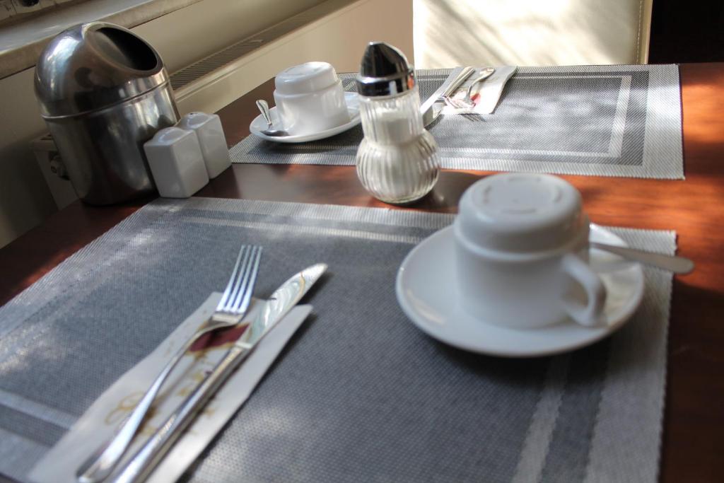 Příslušenství pro přípravu čaje a kávy v ubytování Wiking Hotel