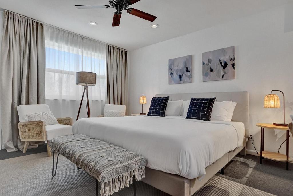 Un dormitorio con una gran cama blanca y una ventana en - Marine Villas Hollywood - en Hollywood