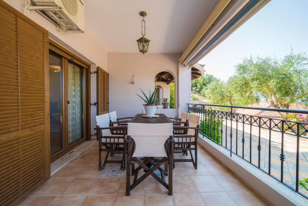 Balkón alebo terasa v ubytovaní Sivota view villa