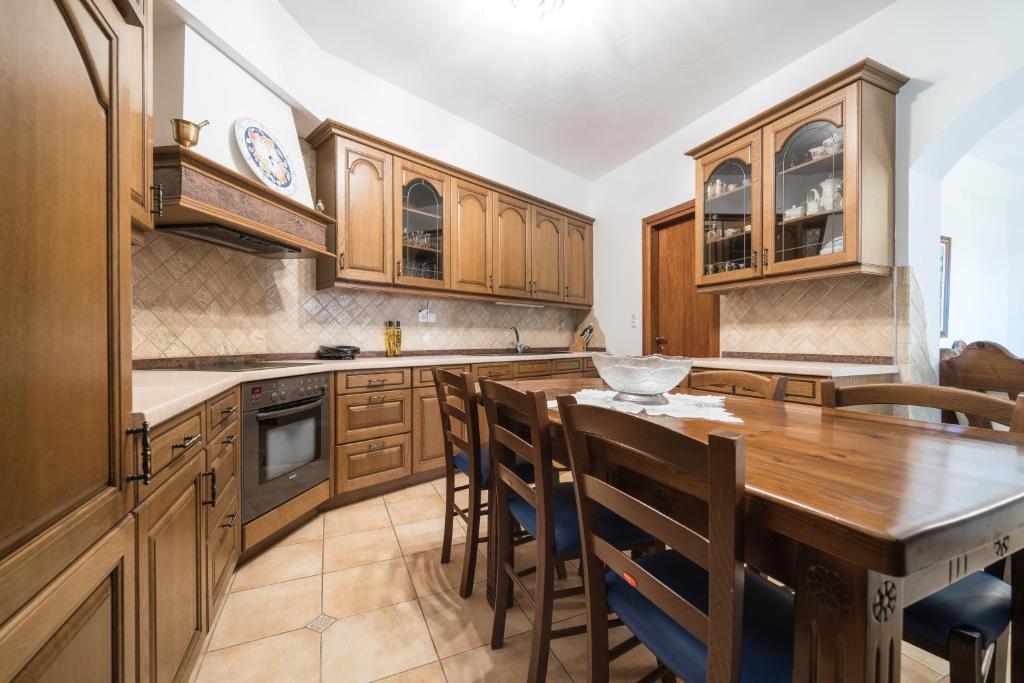 Kuchyňa alebo kuchynka v ubytovaní Sivota view villa