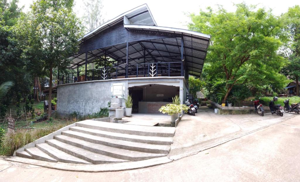 um edifício com uma escada em frente em Live In Leaf Koh Tao em Ko Tao