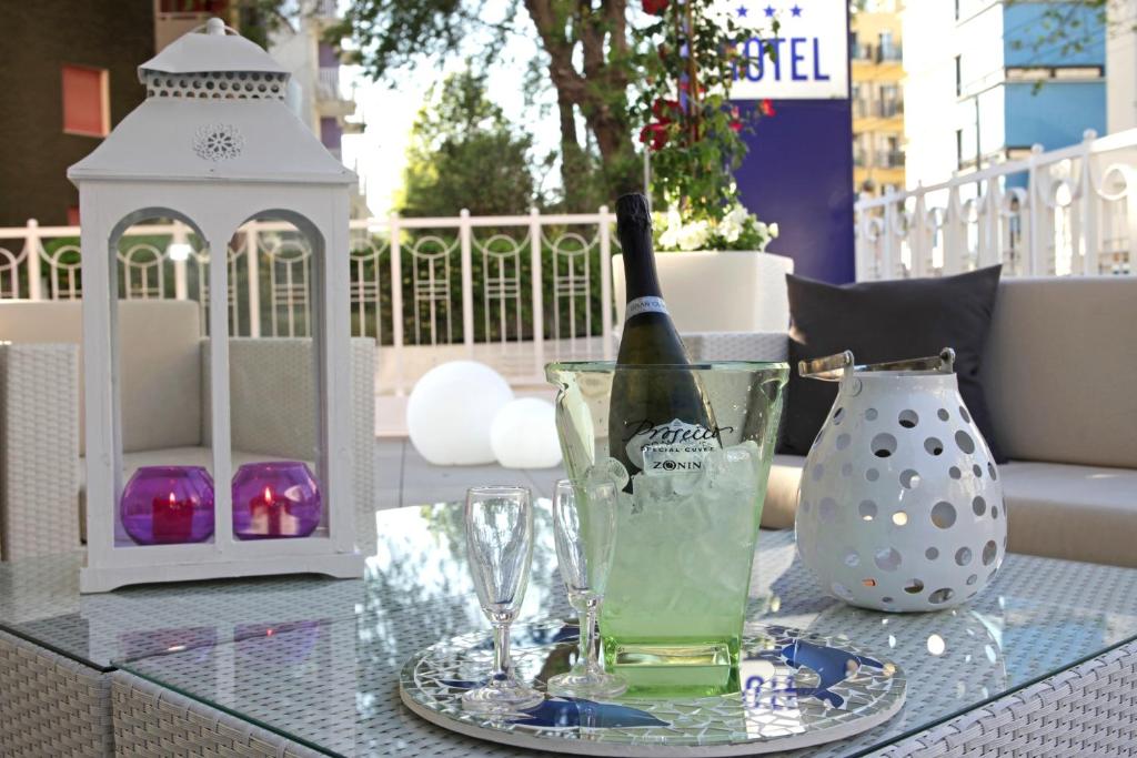 butelka wina na stole ze szklanką w obiekcie Hotel Bel Air w mieście Riccione