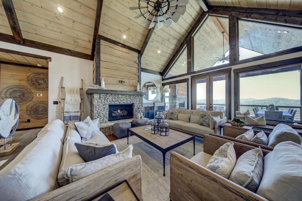 ein Wohnzimmer mit Sofas und Kamin in der Unterkunft Lookout Lodge in Blue Ridge