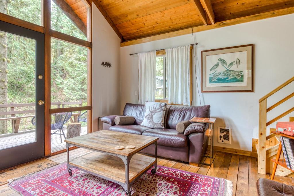 uma sala de estar com um sofá e uma mesa em The Bear Cub em Rhododendron