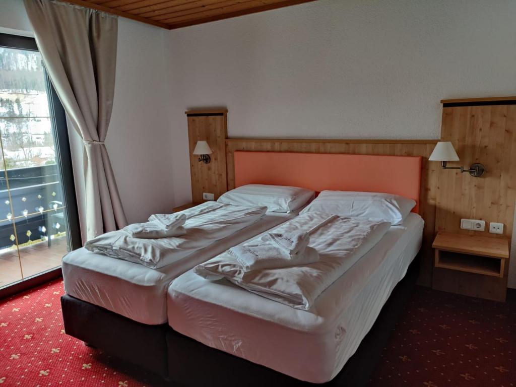 Postel nebo postele na pokoji v ubytování Hotel Lindwurm